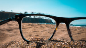 vista-ingrandita-della-spiaggia-vista-dalle-lenti-degli-occhiali-neri