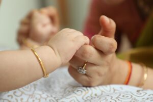 neonato-indiano-che-tiene-la-mano-di-sua-madre